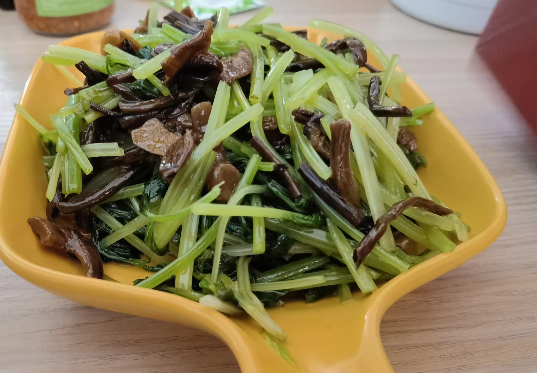 芹菜拌茶树菇