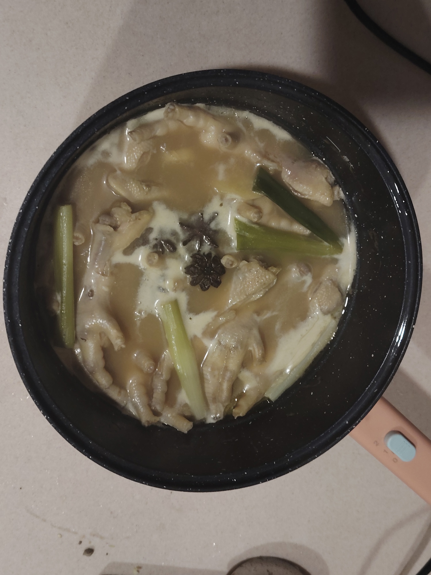 香辣鸡爪煲